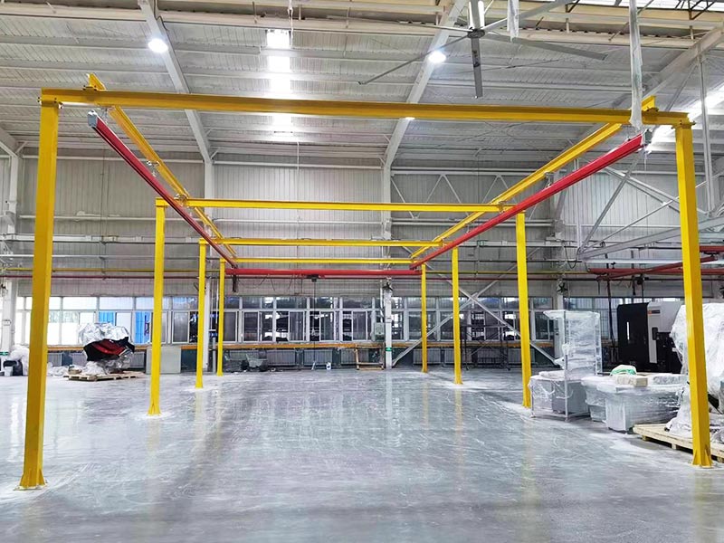 KBK起重機(jī)作為一種高效、安全、可靠的起重設(shè)備，廣泛應(yīng)用于工廠、倉(cāng)庫(kù)、生產(chǎn)線等工業(yè)領(lǐng)域。因其模塊化設(shè)計(jì)、操作靈活、安裝簡(jiǎn)便等優(yōu)點(diǎn)，深受企業(yè)用戶的青睞。那么，KBK起重機(jī)品牌有哪些？哪個(gè)牌子的KBK起重機(jī)好呢？ KBK起重機(jī)的品牌概述 KBK起重機(jī)的品牌眾多，其中德馬格、科尼和越力重工是市場(chǎng)上較為知名的品牌。 德馬格（進(jìn)口品牌）：德馬格是全球領(lǐng)先的物料搬運(yùn)和起重解決方案提供商之一。其KBK起重機(jī)系統(tǒng)以其高效、穩(wěn)定、可靠的性能而著稱。德馬格的KBK起重機(jī)設(shè)計(jì)先進(jìn)，具有出色的承重能力和靈活性，能夠滿足各種復(fù)雜環(huán)境下的作業(yè)需求。 科尼（進(jìn)口品牌）：科尼是一家擁有百年歷史的物料搬運(yùn)設(shè)備制造商。其KBK起重機(jī)產(chǎn)品在市場(chǎng)上也享有較高的聲譽(yù)。科尼的KBK起重機(jī)設(shè)計(jì)合理，結(jié)構(gòu)緊湊，操作簡(jiǎn)便，能夠滿足各種工業(yè)生產(chǎn)線的需求。 越力重工：越力重工是國(guó)內(nèi)KBK起重機(jī)制造商之一，并且在國(guó)內(nèi)也具有一定的市場(chǎng)份額。越力重工注重產(chǎn)品質(zhì)量和性能的提升，引進(jìn)德國(guó)生產(chǎn)工藝和標(biāo)準(zhǔn)，嚴(yán)格把控質(zhì)量控制體系，確保每一臺(tái)KBK起重機(jī)都達(dá)到標(biāo)準(zhǔn)和用戶要求。此外，此外，越力重工還提供全方位的售前咨詢、售中服務(wù)和售后支持，確保用戶在使用過程中得到及時(shí)、專業(yè)的幫助。 除了德馬格、科尼和越力重工之外，市場(chǎng)上還有訊飛、重望起重、鼎鑫等眾多知名品牌。這些品牌在市場(chǎng)上都有不錯(cuò)的口碑和市場(chǎng)份額，用戶可以根據(jù)自己的實(shí)際需求和預(yù)算進(jìn)行選擇。 如何選擇好的KBK起重機(jī)品牌 在眾多品牌中，選擇一個(gè)好的KBK起重機(jī)品牌對(duì)于確保起重作業(yè)的安全和效率至關(guān)重要。以下是一些建議，幫助您做出明智的選擇： 考察品牌實(shí)力：了解品牌的歷史、規(guī)模、技術(shù)實(shí)力和市場(chǎng)占有率等信息。選擇具有悠久歷史、強(qiáng)大技術(shù)實(shí)力和良好市場(chǎng)口碑的品牌，可以確保產(chǎn)品的質(zhì)量和服務(wù)的可靠性。 關(guān)注產(chǎn)品質(zhì)量：質(zhì)量是選擇KBK起重機(jī)品牌的首要因素。通過查閱產(chǎn)品說明書、了解產(chǎn)品的制造工藝和質(zhì)量控制體系，以及查看產(chǎn)品的實(shí)際運(yùn)行效果和用戶評(píng)價(jià)，可以判斷產(chǎn)品的質(zhì)量水平。 考慮性能需求：根據(jù)作業(yè)環(huán)境和需求，選擇合適的KBK起重機(jī)類型和規(guī)格。例如，對(duì)于需要頻繁移動(dòng)和定位的作業(yè)，可以選擇具有高精度和高穩(wěn)定性的起重機(jī)；對(duì)于需要承受大負(fù)荷的作業(yè)，可以選擇具有強(qiáng)大承重能力的起重機(jī)。 了解售后服務(wù)：良好的售后服務(wù)是確保起重機(jī)長(zhǎng)期穩(wěn)定運(yùn)行的重要保障。了解品牌的售后服務(wù)政策、服務(wù)網(wǎng)絡(luò)和服務(wù)質(zhì)量等信息，可以確保在使用過程中得到及時(shí)、專業(yè)的支持和幫助。 參考用戶評(píng)價(jià)：通過查閱用戶評(píng)價(jià)、咨詢專業(yè)人士或參觀展會(huì)等方式，了解用戶對(duì)各個(gè)品牌的評(píng)價(jià)和反饋。這有助于您更全面地了解品牌的實(shí)際表現(xiàn)和用戶滿意度。 KBK起重機(jī)的類型 KBK起重機(jī)的類型也多種多樣，安裝軌道形式分為柔性、剛性和鋁合金三種，根據(jù)安裝方式分為自立式、懸掛式，根據(jù)驅(qū)動(dòng)方式分為手動(dòng)和電動(dòng)等。用戶可以根據(jù)自己的實(shí)際需求和作業(yè)環(huán)境進(jìn)行選擇，以確保起重機(jī)的性能和效率得到充分發(fā)揮。也可以詳細(xì)咨詢KBK起重機(jī)廠家，在上面提到的這些KBK起重機(jī)品牌都會(huì)提供合理、實(shí)用性高的方案給到用戶，因此在類型的了解和選擇上并不需要下太大的功夫。 綜上所述，選擇一個(gè)好的KBK起重機(jī)品牌需要綜合考慮多個(gè)因素。德馬格、科尼和越力重工作為市場(chǎng)上較為知名的品牌，具有出色的產(chǎn)品質(zhì)量、性能和服務(wù)。用戶可以根據(jù)自己的實(shí)際需求和預(yù)算進(jìn)行選擇，以確保獲得最佳的起重解決方案。